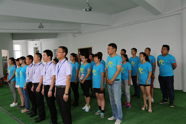 入场前的整齐的队列展现联邦团队的士气,激昂口号喊出了联邦团队"聚